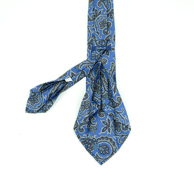 Cravatta a 7 pieghe pattern damascato  in color cioccolato su fondo light blue