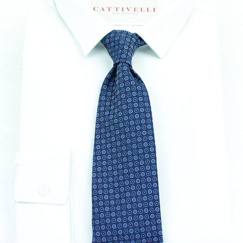Cravatta a 7 pieghe Fatta a mano con un pattern a geometrie circolari in Blue Royal
