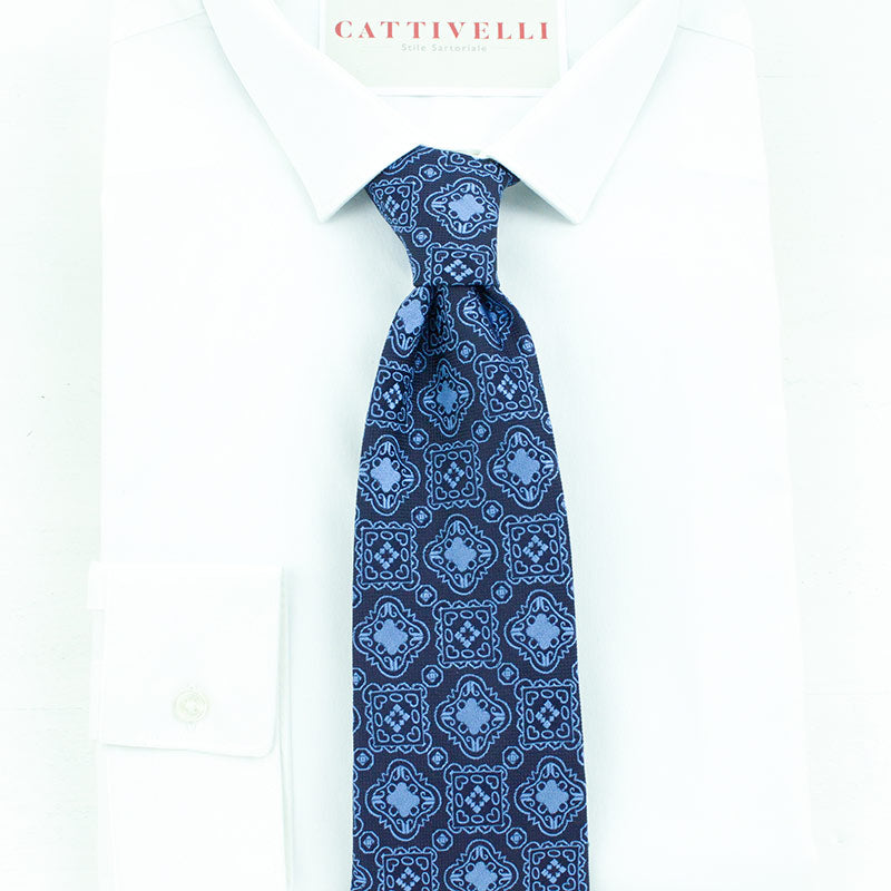 Cravatta a 7 pieghe medaglioni in blu royal.