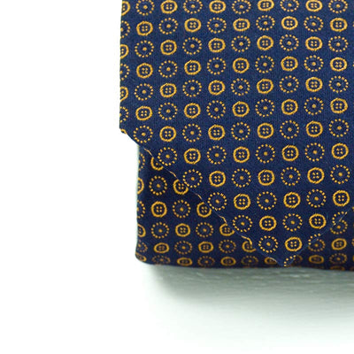 Cravatta a 7 pieghe Fatta a mano con un pattern a geometrie circolari in giallo oro
