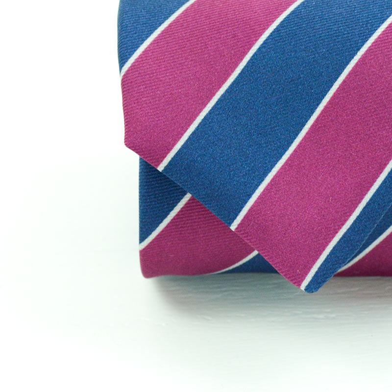 Cravatta a 7 pieghe disegno regimental nelle nuances del bordò e blue classic