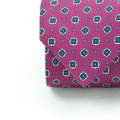 Cravatta a 7 pieghe micropattern geometrico in blue classic su fondo bordò