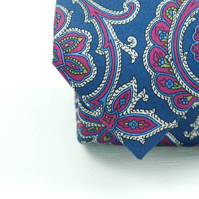 Cravatta a 7 pieghe pattern damascato in bordò su fondo blue navy