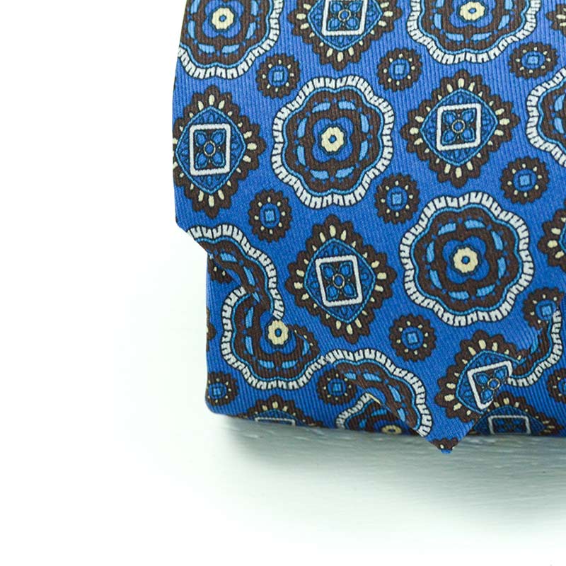 Cravatta a 7 pieghe medaglioni in color cioccolato su fondo light blue