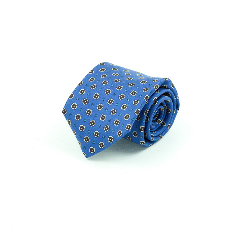 Cravatta a 7 pieghe  micropattern geometrico in color cioccolato su fondo light blue