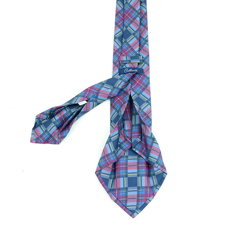 1.	Cravatta a 7 pieghe disegno check  nelle nuances del bordò e blue classic in English style