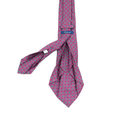 Cravatta a 7 pieghe micropattern geometrico in blue classic su fondo bordò