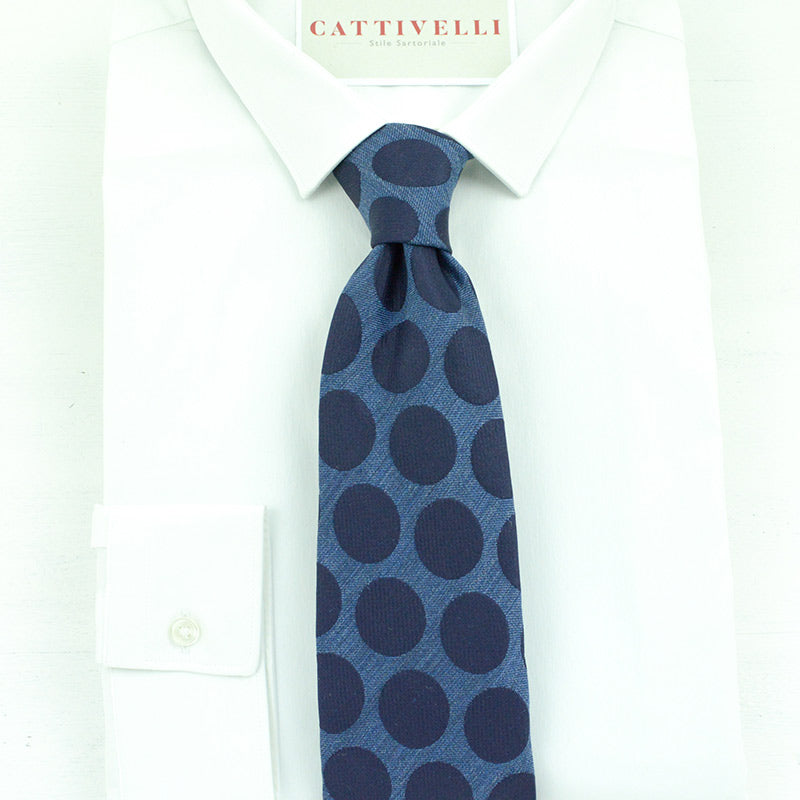 Cravatta a 7 pieghe Fatta a mano con pattern a bolli nelle sfumature del Blue classic  e  jeans